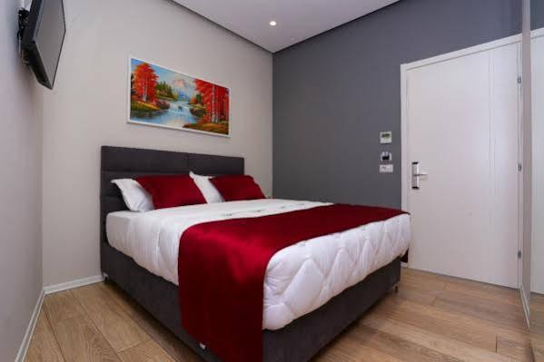 Emerald Boutique Hotel Тирана Екстериор снимка