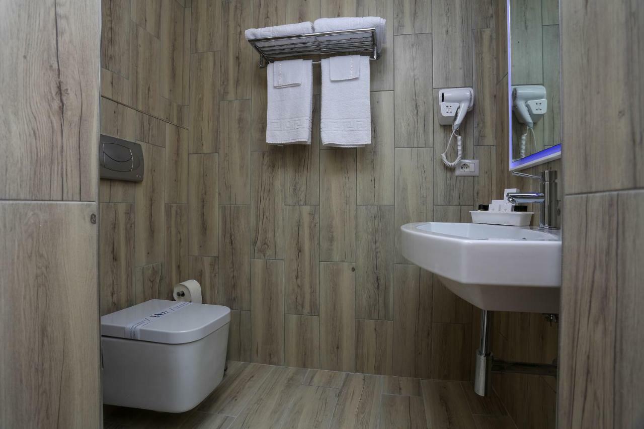 Emerald Boutique Hotel Тирана Екстериор снимка
