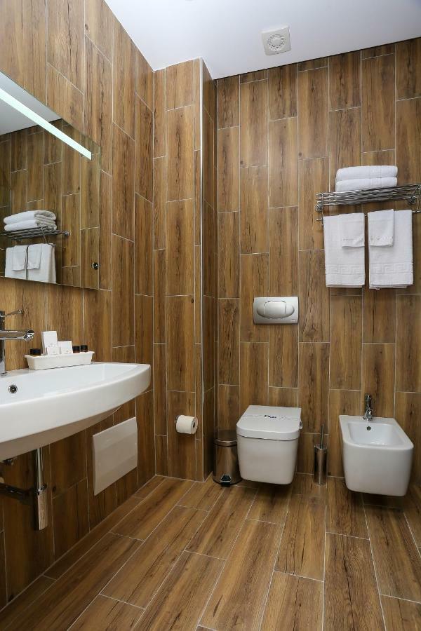 Emerald Boutique Hotel Тирана Екстериор снимка