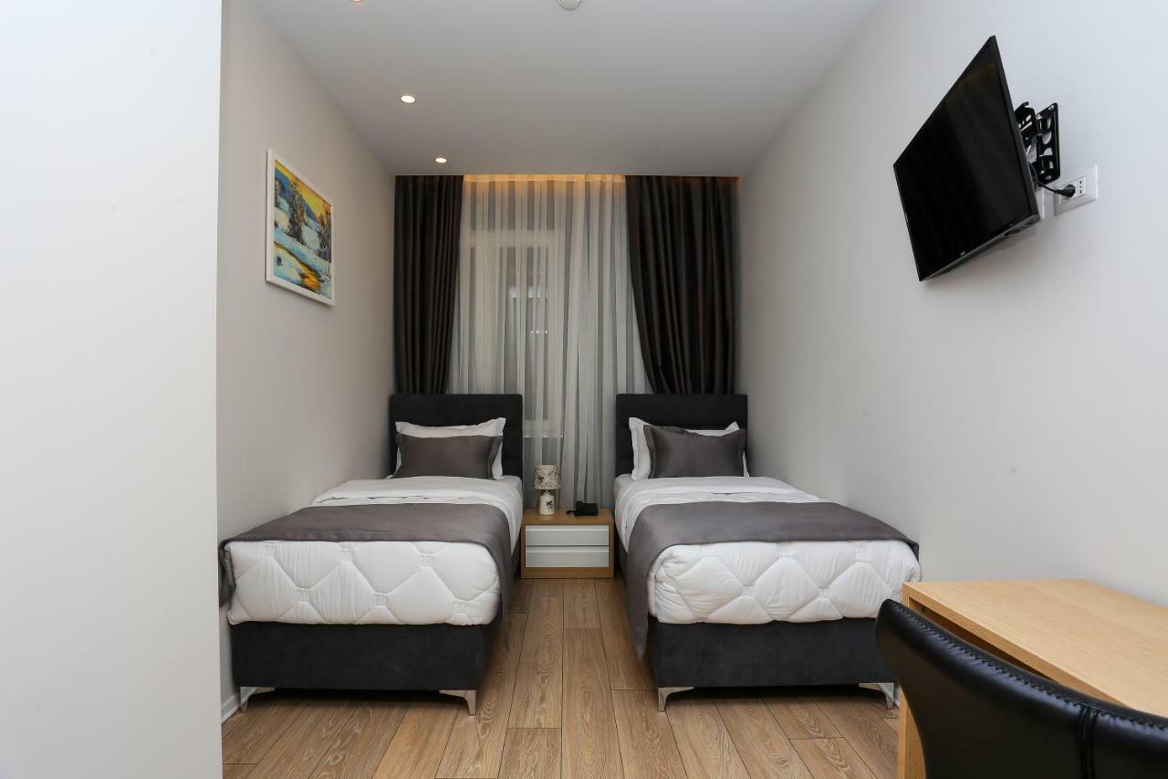 Emerald Boutique Hotel Тирана Екстериор снимка