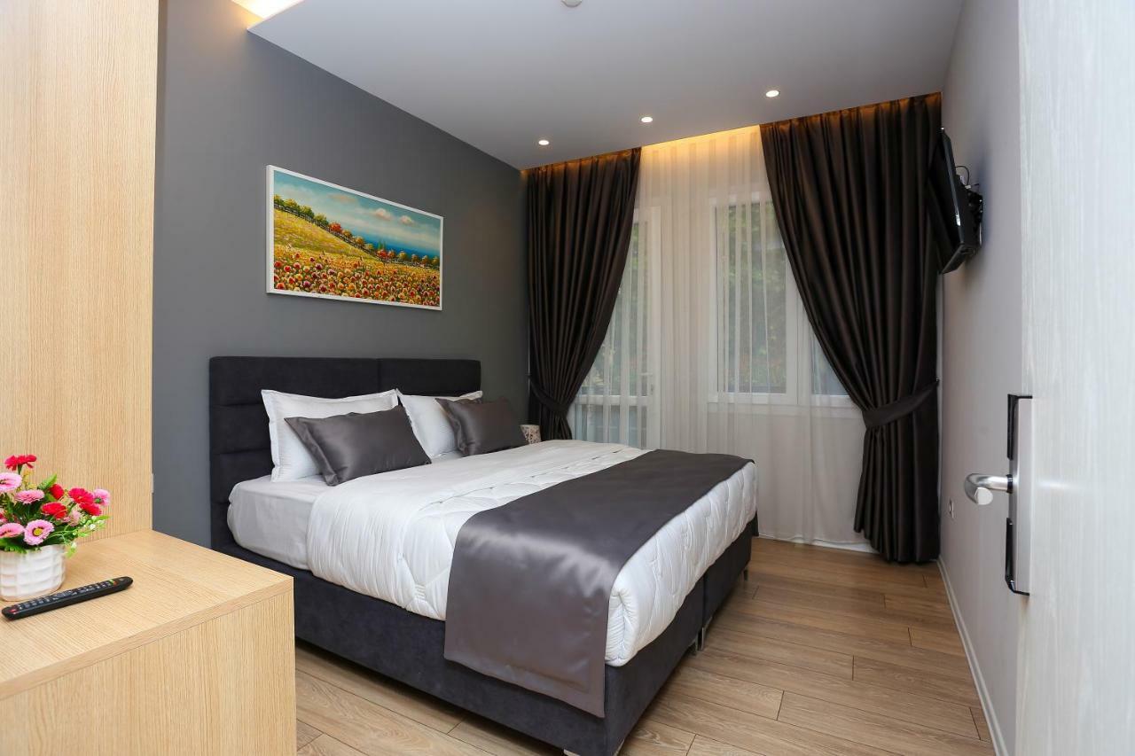 Emerald Boutique Hotel Тирана Екстериор снимка